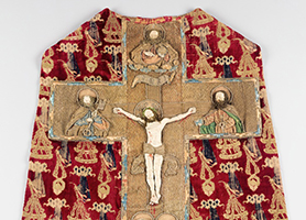 Kasel (Messgewand) mit Kreuzigung Christi Gewandstoff: um 1400, Stickerei: Frühes 16. Jahrhundert  Diözesane Sammlung L. Deinhardstein, L. Rastl