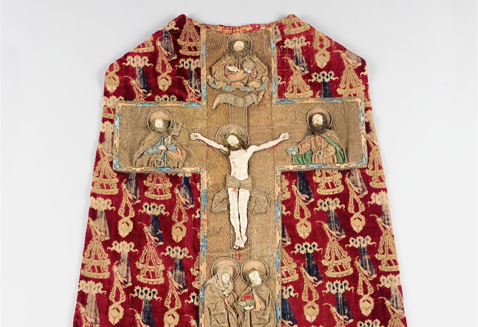 Kasel (Messgewand) mit Kreuzigung Christi Gewandstoff: um 1400, Stickerei: Frühes 16. Jahrhundert Diözesane Sammlung L. Deinhardstein, L. Rastl