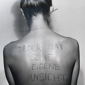 Birgit Jürgenssen <br />
Jeder hat seine eigene Ansicht, 1975 <br />
Sammlung der Kulturabteilung der Stadt Wien – MUSA Birgit Jürgenssen <br />
Jeder hat seine eigene Ansicht, 1975 <br />
Sammlung der Kulturabteilung der Stadt Wien – MUSA