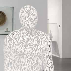 Jaume Plensa, Le Voleur de Mots IV, 2008.
Ausstellungsansicht "Bilder der Sprache und Sprache der Bilder", Dom Museum Wien
Galerie Scheffel, Bad Homburg vor der Höhe, Deutschland
Foto: Lena Deinhardstein