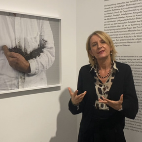Johanna Schwanberg in der Ausstellung "Fragile Schöpfung"
