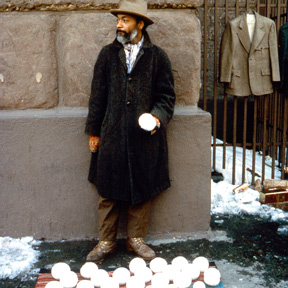 David Hammons, Bliz-aard Ball Sale (Detail), 1983. Courtesy Tilton Gallery, New York. Foto: Dawoud Bey