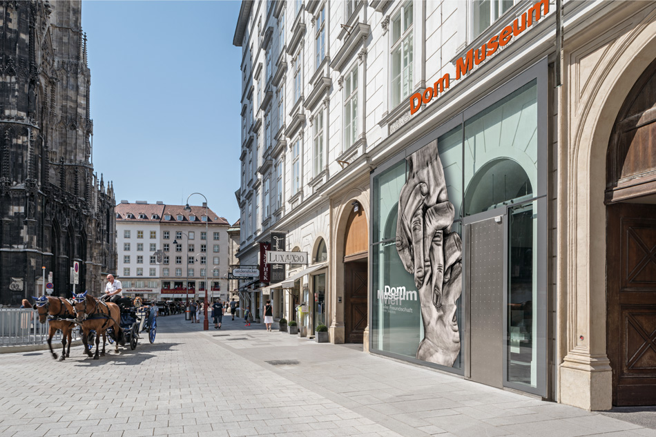 Die Fassade des Dom Museum Wien am Stephansplatz, mit dem Ausstellungssujet für "In aller Freundschaft" Originalfoto: Hertha Hurnaus Die Fassade des Dom Museum Wien am Stephansplatz, mit dem Ausstellungssujet für "In aller Freundschaft" Originalfoto: Hertha Hurnaus